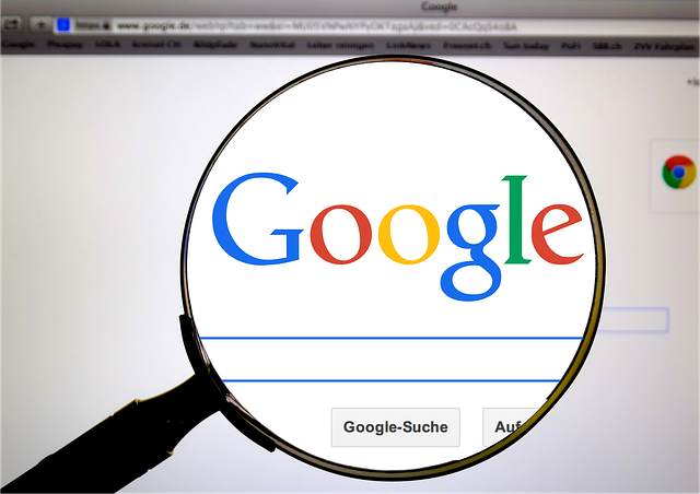 google-g7a513bddb_640 écran d'accueil google sous une loupe