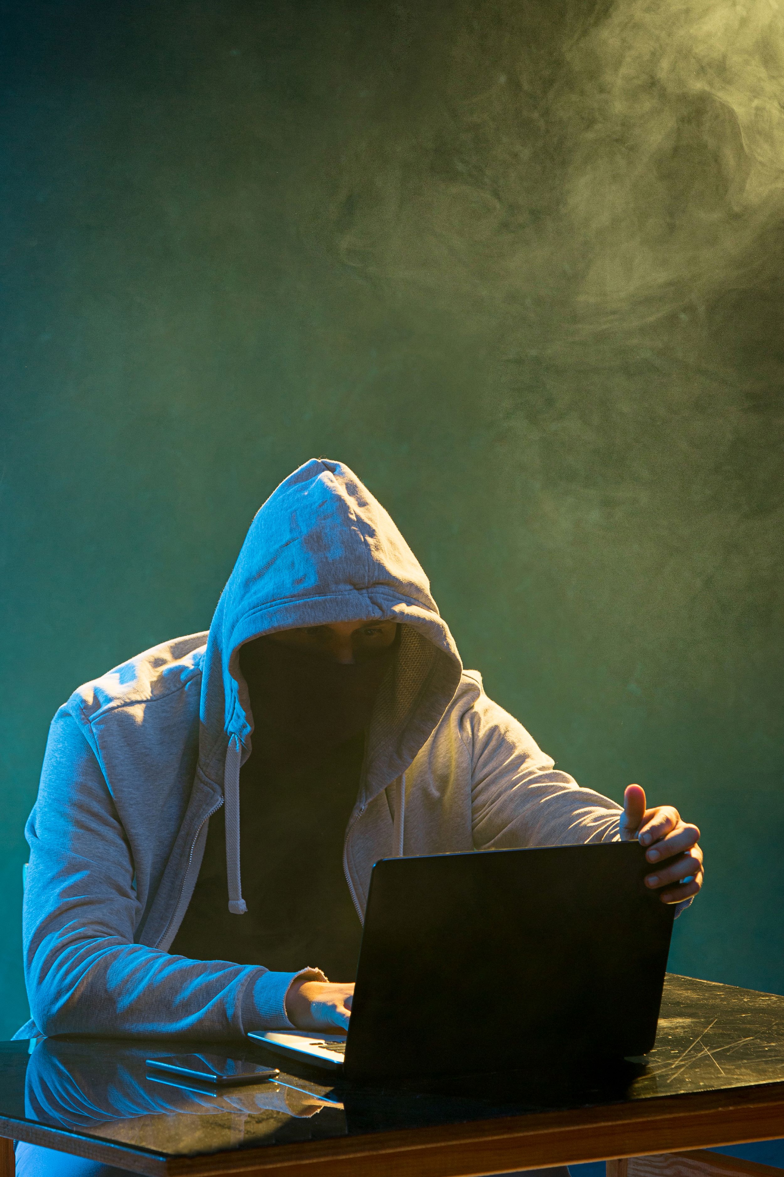 hooded-computer-hacker-stealing-information-with-laptop menu d'onglet de google chrome